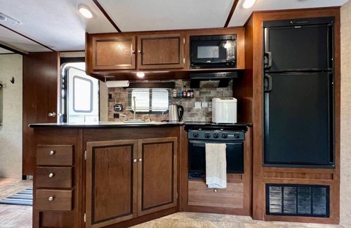 Mountain View RV Rental | Payne Lake Wilderness Huts-Camper E3