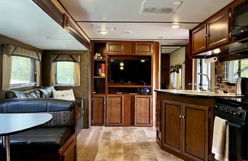 Mountain View RV Rental | Payne Lake Wilderness Huts-Camper E3