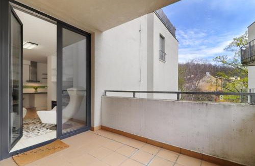 Nusle Apartment | Peace and Comfort Near Center with Balcony, 500MB WIFI