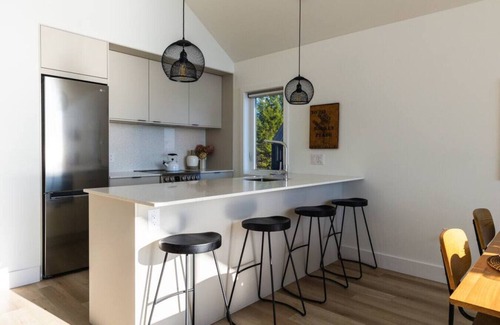Upper Blandford Apartment | Peaceful 2-Bedroom Coastal Cottage with Hot Tub