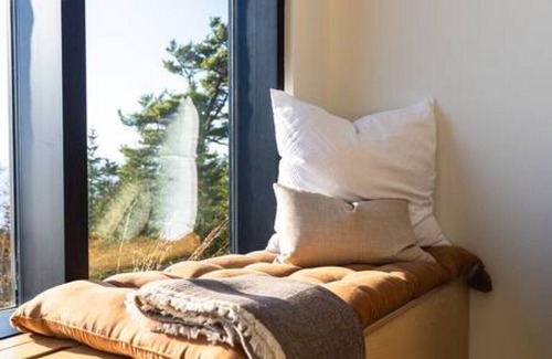 Upper Blandford Apartment | Peaceful 2-Bedroom Coastal Cottage with Hot Tub