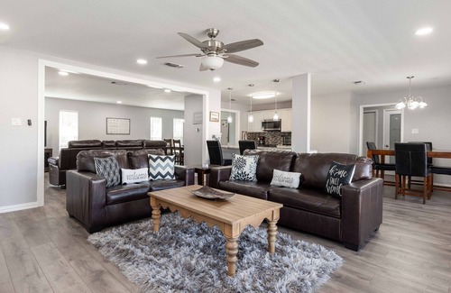 Bedford House | Peaceful 3BR Home Cowboy Stdm, Globe Life, Airport