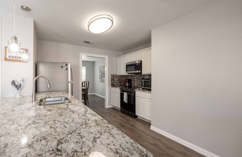 Bedford House | Peaceful 3BR Home Cowboy Stdm, Globe Life, Airport