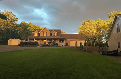 Aldenville House | Peaceful 5-bedroom secluded country home close to 2 ski resorts & attractions