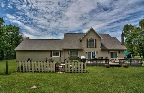 Aldenville House | Peaceful 5-bedroom secluded country home close to 2 ski resorts & attractions