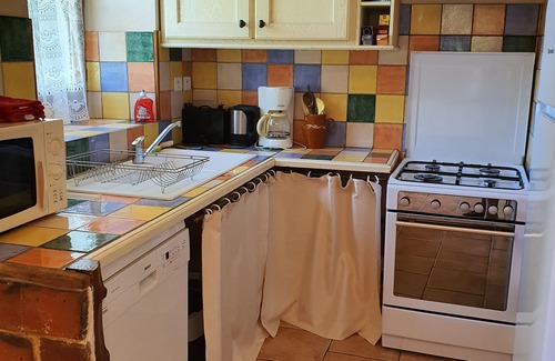Salviac House | Peaceful 5-person gîte with secure pool (sleeps up to 9)