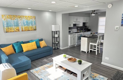East Hazel Crest Apartment | Peaceful and comfy home away from home in the ‘burbs oasis