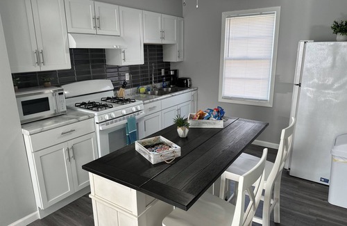 East Hazel Crest Apartment | Peaceful and comfy home away from home in the ‘burbs oasis
