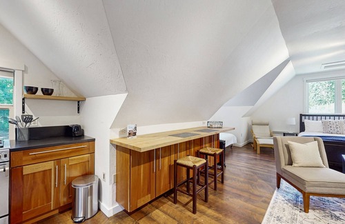 Rollingbay Apartment | Peaceful Bainbridge Island Studio on Horse Farm with Trail Access