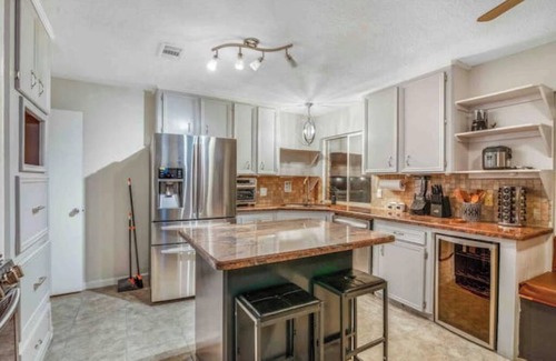 Stafford House | Peaceful Boho stays-4BRs-amazing pool-patio&deck-mini golf-Staffordn