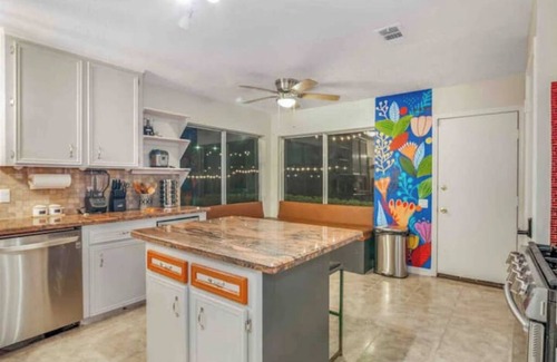 Stafford House | Peaceful Boho stays-4BRs-amazing pool-patio&deck-mini golf-Staffordn
