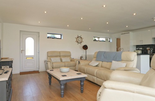 St Merryn House | Peaceful bungalow near to Constantine Bay, dog friendly with enclosed garden