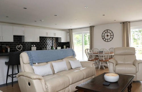 St Merryn House | Peaceful bungalow near to Constantine Bay, dog friendly with enclosed garden