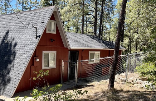 Prescott Cabin | Peaceful cabin in the woods, just 9 miles to whiskey Row