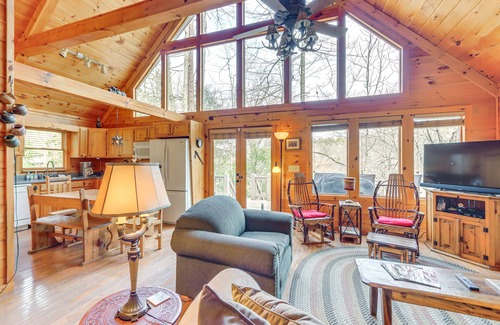 Epworth Cabin | Peaceful Cabin w/Hot Tub: 11 Mi to Blue Ridge!