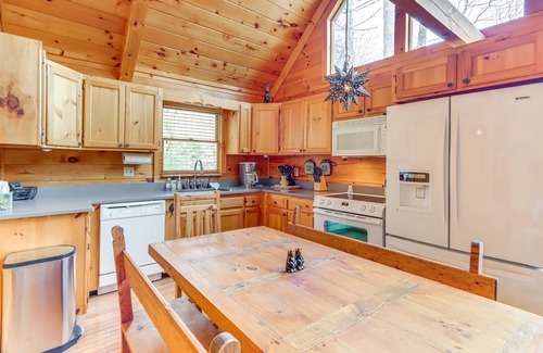 Epworth Cabin | Peaceful Cabin w/Hot Tub: 11 Mi to Blue Ridge!
