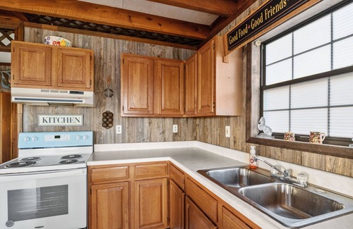 Waverly Cabin | Peaceful cabin with a lovely view of the TN river-the PERFECT weekend getaway!