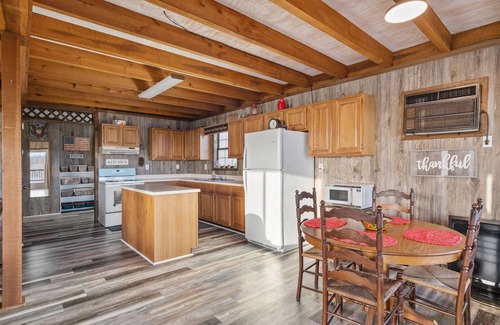 Waverly Cabin | Peaceful cabin with a lovely view of the TN river-the PERFECT weekend getaway!