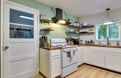 Kelso - Longview House | Peaceful + Chic Oasis: Fire Pit, Grill, Yard