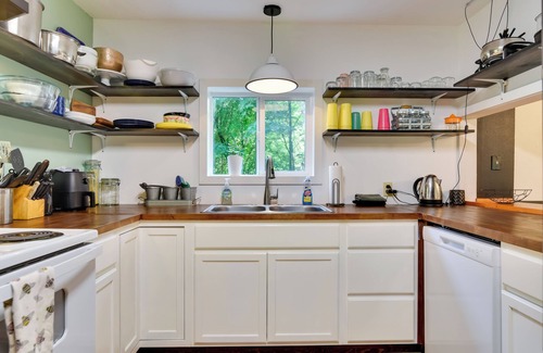 Kelso - Longview House | Peaceful + Chic Oasis: Fire Pit, Grill, Yard