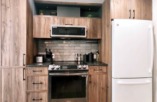 Quartier 5-4 Apartment | Peaceful CityView Hot Tub| 2 Parking | EV Charger