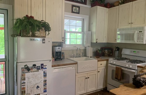 Altamont Cottage | Peaceful Cottage on Linville River. Hike Blue Ridge mountains. Visit winery.