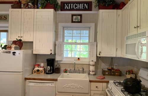 Altamont Cottage | Peaceful Cottage on Linville River. Hike Blue Ridge mountains. Visit winery.