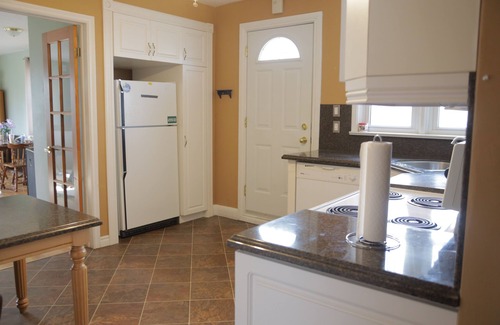 Clarington House | Peaceful & Cozy 3 Bedroom House In Newcastle, ON