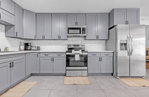 Walnut Grove House | Peaceful & Cozy 5-BR, 3BA Home, Serene Neighborhood near Shelby Farms Park.