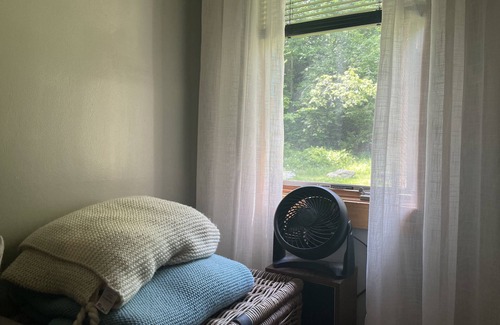 Warren House | Peaceful, cozy pet-friendly home, fiber-optic wifi close to mountains and lake