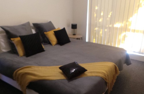 East Bunbury House | Peaceful East Bunbury duplex unit, 5 minute drive from the City Centre