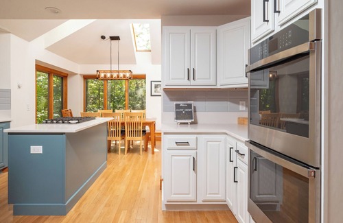 Grantham House | Peaceful Eastman Lake Retreat 4-bedroom home/3 Bath/EV charger:
