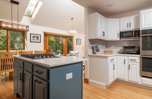 Grantham House | Peaceful Eastman Lake Retreat 4-bedroom home/3 Bath/EV charger: