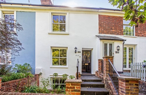 Winchester House | Peaceful elevated residential area - 10 minute walk to city centre