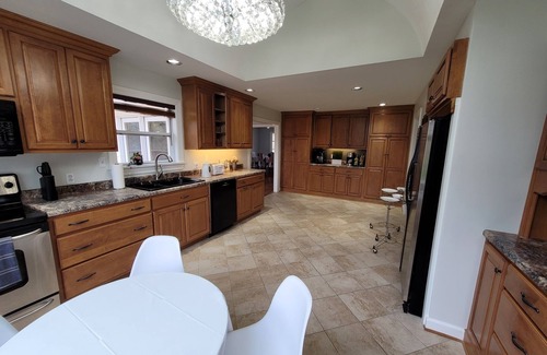 Fairdale House | PEACEFUL FAIRDALE COUNTRY HOME. Sleeps 15 people. Poker house on a backyard