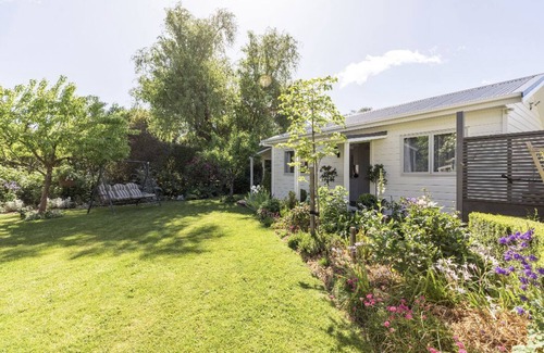 Carterton Cottage | Peaceful garden setting, boutique style cottage, full kitchen, sep bedroom.