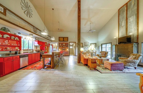 San Antonio Cabin | Peaceful Helotes Cabin: Fire Pit, 9 Mi to Old Town