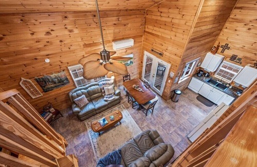 Fort Payne Cabin | Peaceful Hideaway Treehouse near Little River Canyon National Preserve!