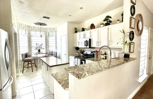 North San Antonio - SAT House | Peaceful Home ~ 30’ private koi pond ~ Extended Stays