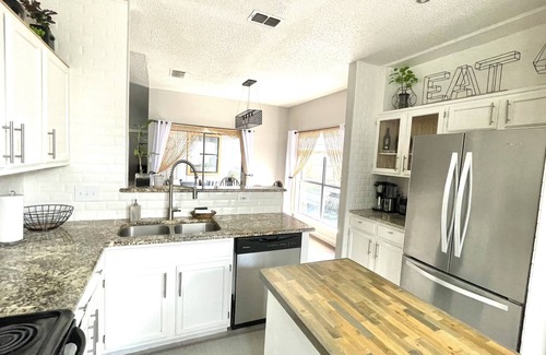 North San Antonio - SAT House | Peaceful Home ~ 30’ private koi pond ~ Extended Stays