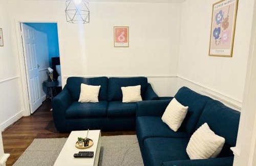 Newark upon Trent Apartment | Peaceful Home - Near City Centre - QMC - Arnold Market - Sleeps 8