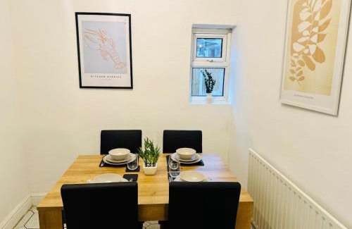 Newark upon Trent Apartment | Peaceful Home - Near City Centre - QMC - Arnold Market - Sleeps 8
