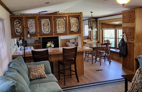 Waupaca House | Peaceful home on little Round lake near EAA, Iola car show & the Packer Stadium.