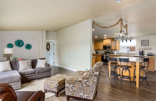 Florence House | Peaceful Lake Retreat with Stunning Views! Pet Friendly, Walk to Siltcoos Lake, Relaxing Deck w/BBQ