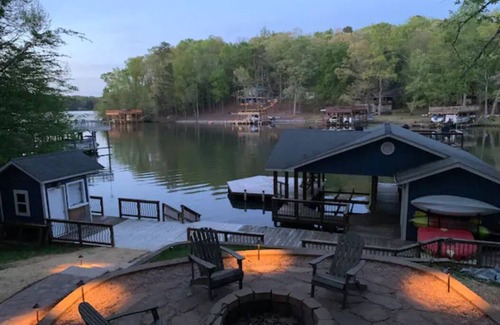 Macon House | Peaceful lakehouse on deep water cove, firepit, tiki bar
