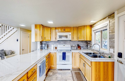 Silver Lake House | Peaceful lakeside home with wood-burning fireplace, patio, loft, & washer/dryer