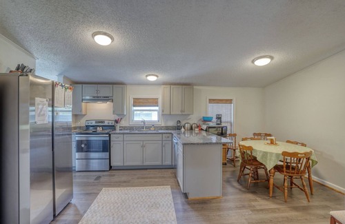 Dover House | Peaceful living just outside of town