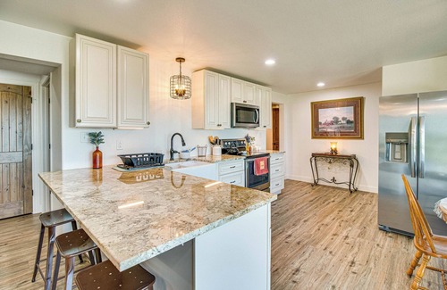 Squires House | Peaceful Missouri Getaway w/Valley View & Patio!