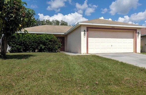 Lakeland House | Peaceful Modern Room Near I4