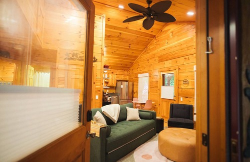 Piper Gap Cabin | Peaceful Mountain Log Cabin Getaway with Hot Tub!
